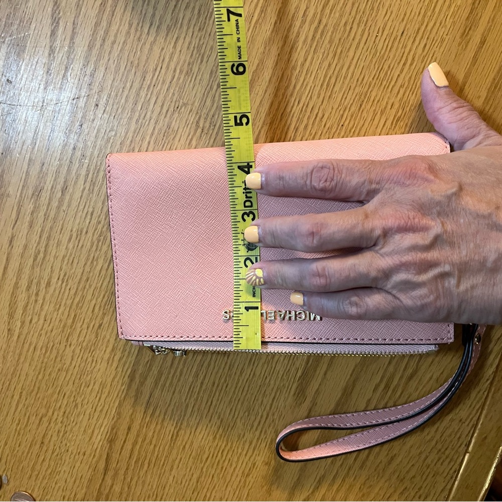 Michael Kors pink wristlet with gold hardware - Picture 5 of 6